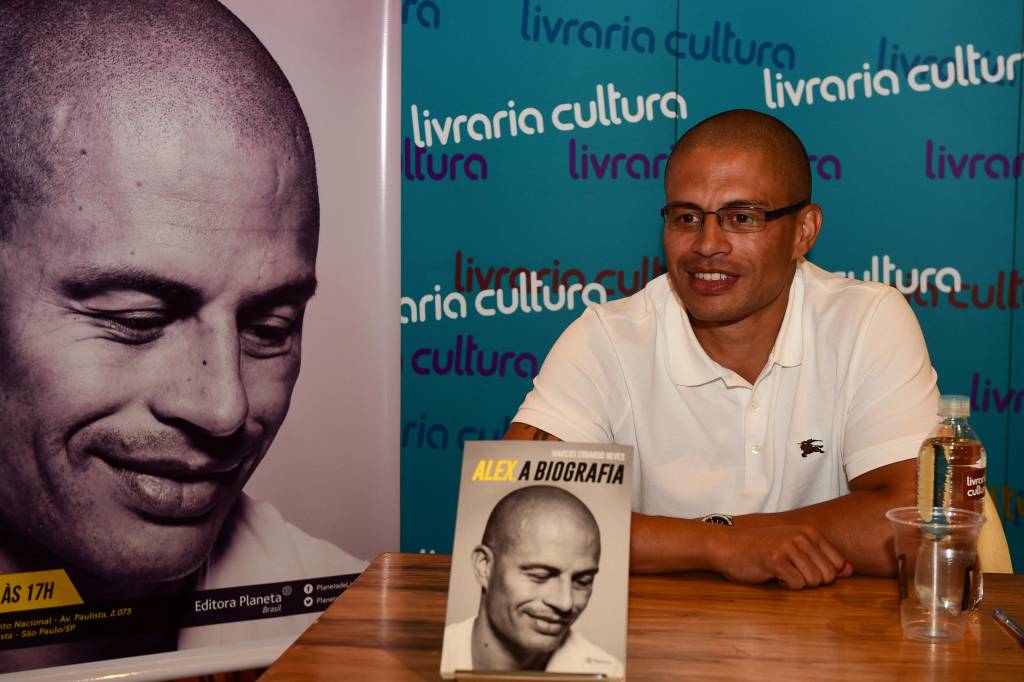 Alex durante o lançamento de sua biografia, escrita por Marcos Eduardo Neves, na Livraria Cultura do Conjunto Nacional, na Avenida Paulista, em São Paulo (Foto: Djalma Vassão/Gazeta Press)