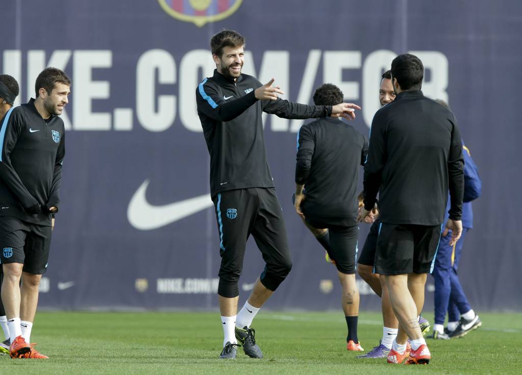 Piqué elogia Suárez (dir) e rendimento do trio de ataque do Barça (Foto: Pau Barrena/AFP)