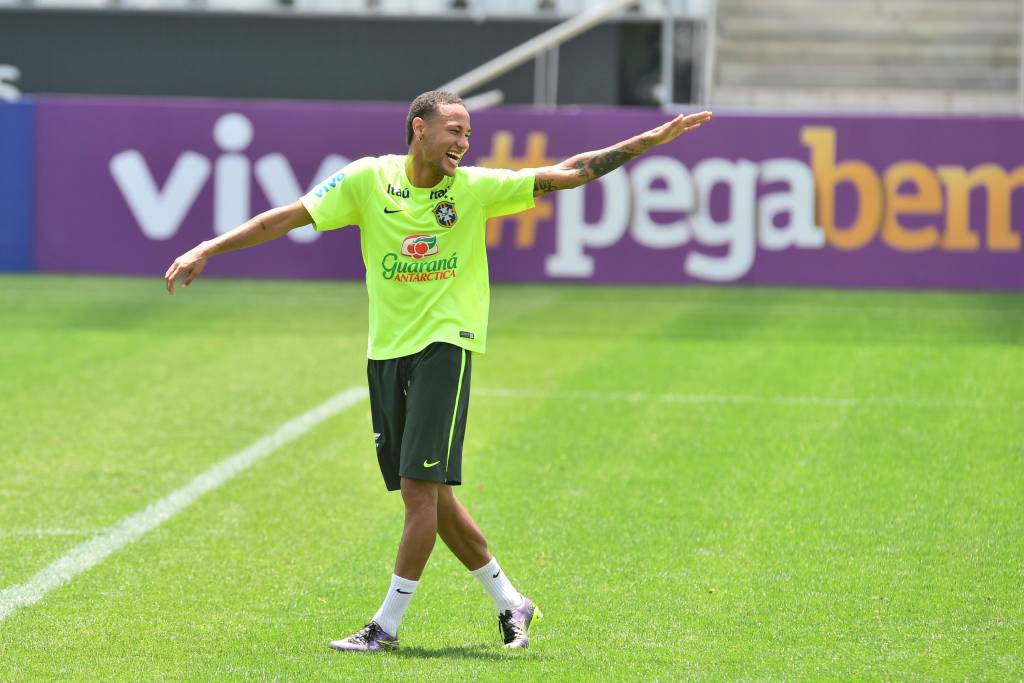 Neymar foi muito festejado pelas crianças que assistiram ao rachão da Seleção Brasileira (Foto: Sergio Barzaghi/Gazeta Press)