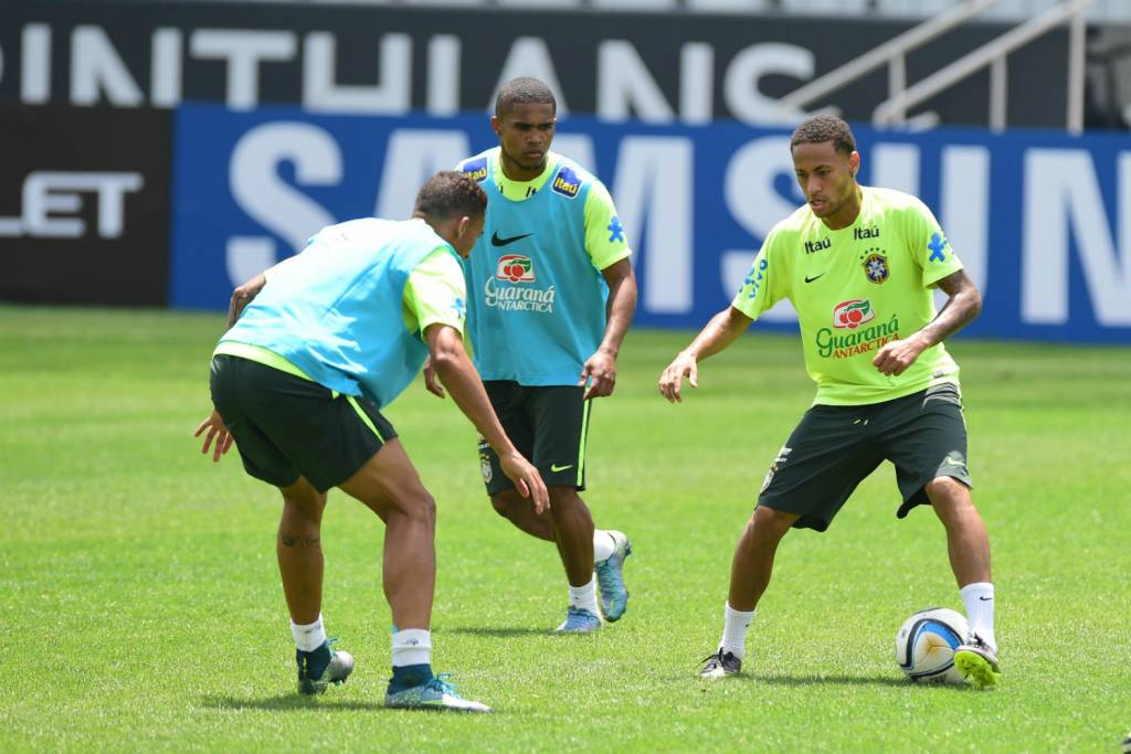 De volta ao time canarinho, Neymar (à dir.) chega para concentrar atenções dos defensores (Foto: Sergio Barzaghi/Gazeta Press)