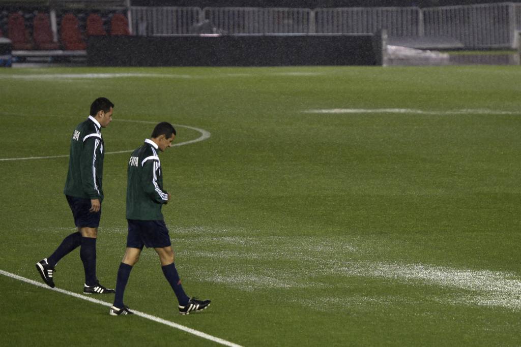 Um dia após alagar, gramado do Monumental deve estar em melhor condições nesta noite (Foto: Juan Mabromata/AFP)