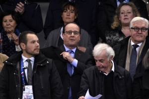 O presidente francês, François Hollande (ao centro), teve de ser evacuado às pressas do Stade de France (Franck Fife/AFP)