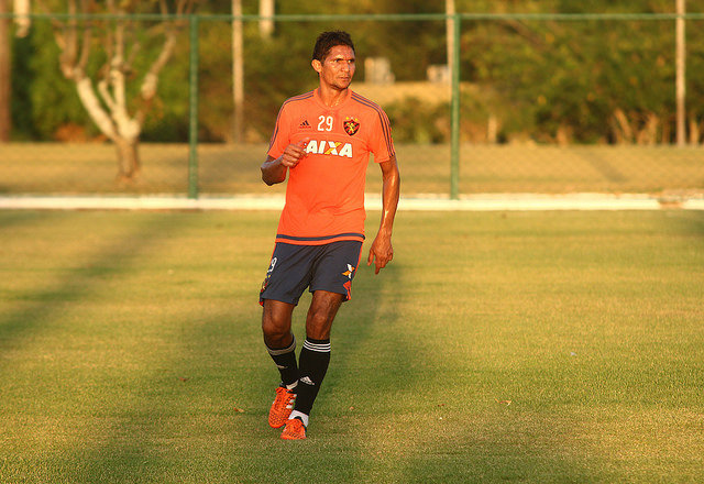 Recuperado de lesão, Durval volta à equipe titular contra o Cruzeiro (Willians Aguiar/Sport Recife)