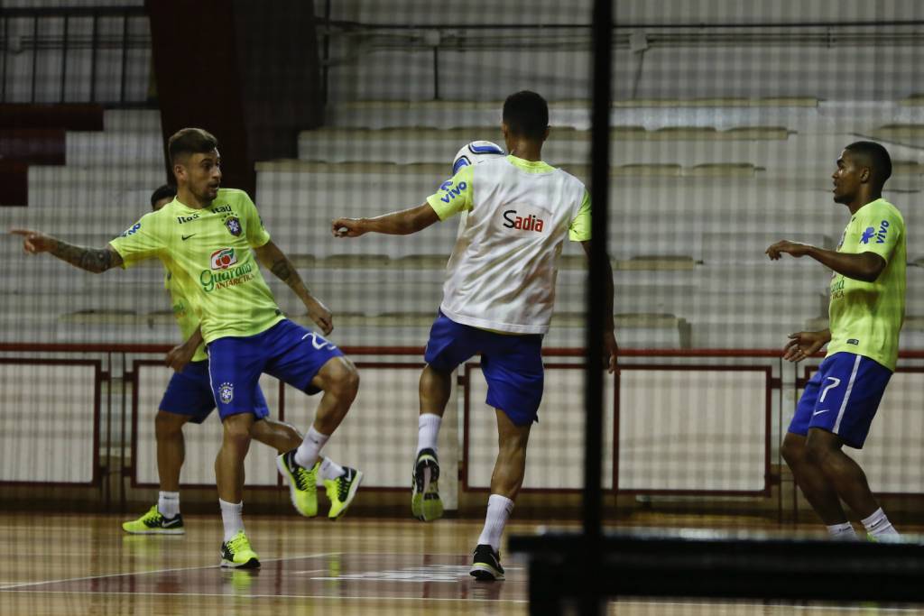 Seleção improvisou treino em ginásio na última quinta-feira (Foto: André Mourão/Mowa Press)