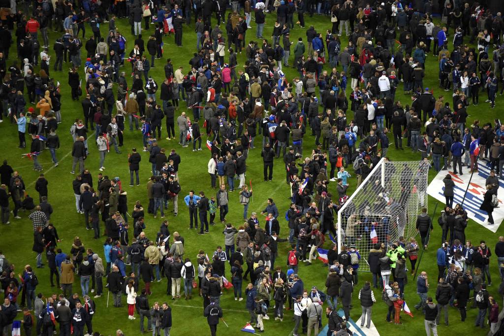 Assim como parte da torcida, que buscou abrigo no interior do Stade de France, a seleção alemã também ficou no estádio por segurança (foto: Franck Fife/AFP)