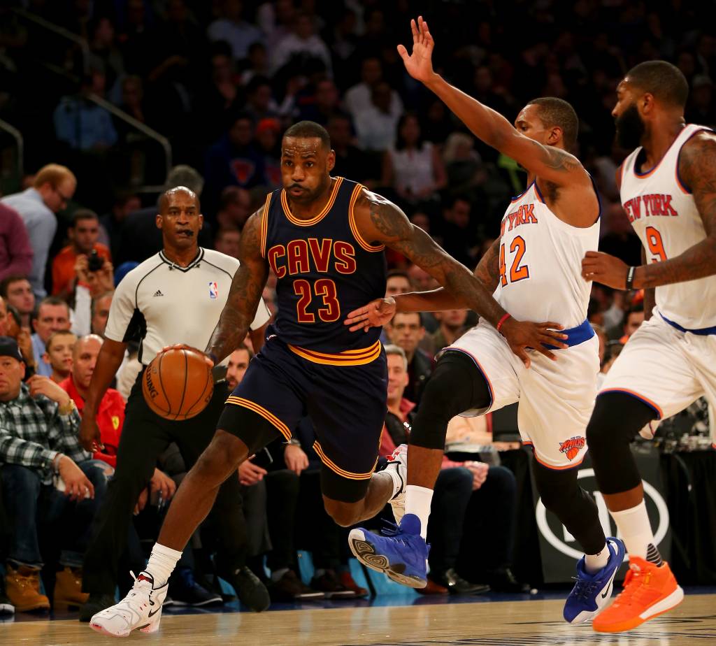 LeBron James anotou 12 pontos no último quarto contra os Knicks (Foto: Elsa/Getty Images/AFP)
