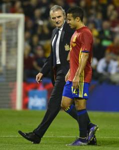 Thiago Alcântara saiu de campo lesionado aos 27 minutos do primeiro tempo (Foto: Jose Jordan/AFP)