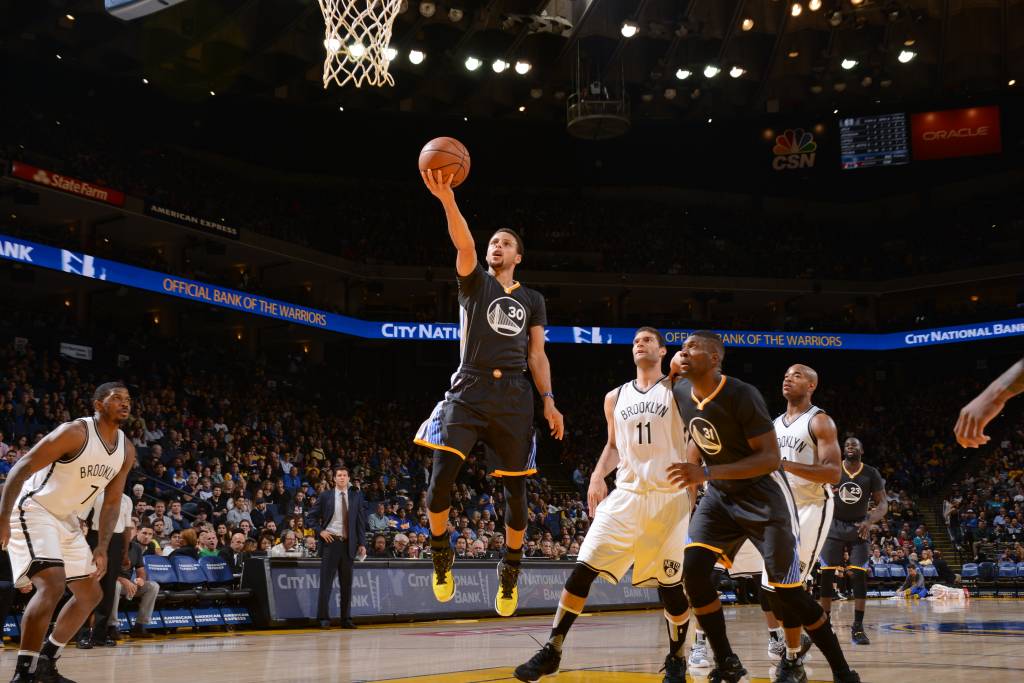 Stephen Curry se tornou 40º maior pontuador em cestas de três da NBA (Foto: Noah Graham/NBAE/AFP)