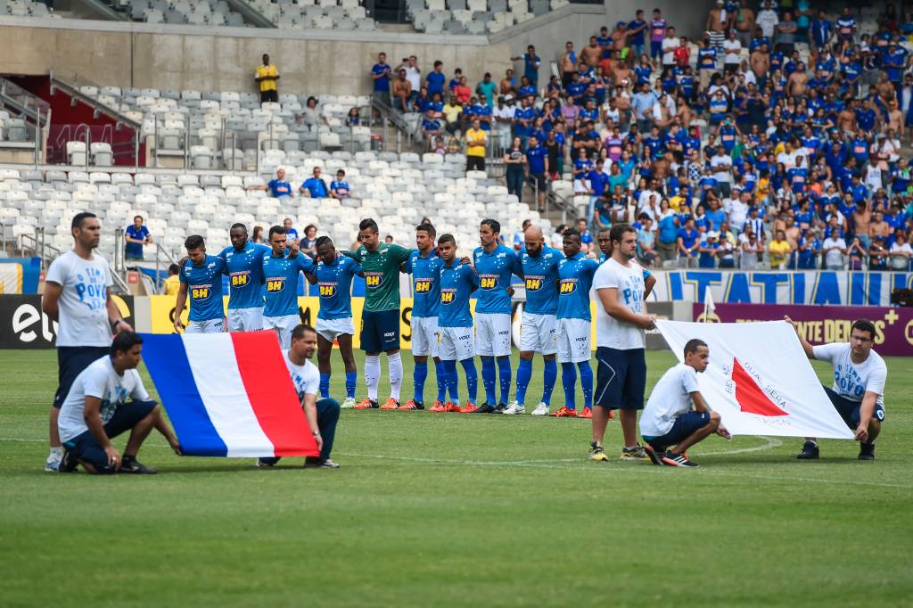 Os clubes prestaram homenagens aos atingidos nos eventos de Mariana (MG) e Paris (França) (foto: Fred Magno/Light Press/Cruzeiro" width="400" height="266" /> Os clubes prestaram homenagens aos atingidos em Mariana (MG) e Paris (França) (foto: Fred Magno/Light Press/Cruzeiro