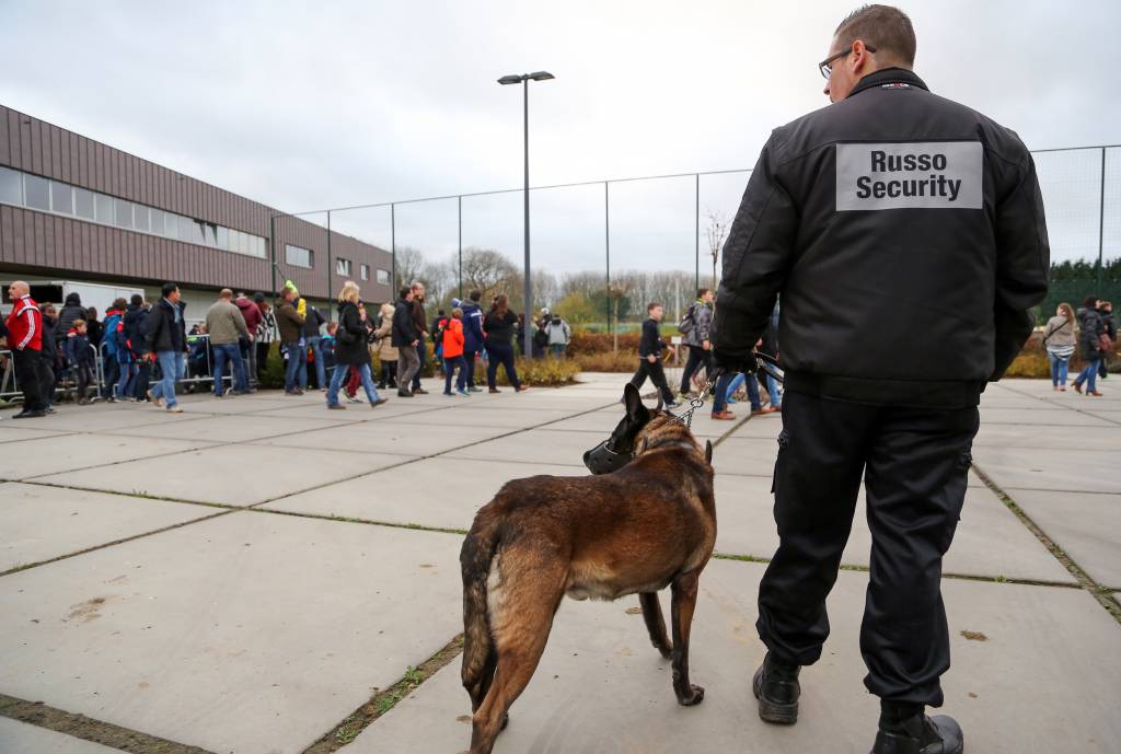 A polícia belga já foi colocada de prontidão a serviço das duas seleções, que não entrarão em campo (foto: BRUNO FAHY / BELGA / AFP)