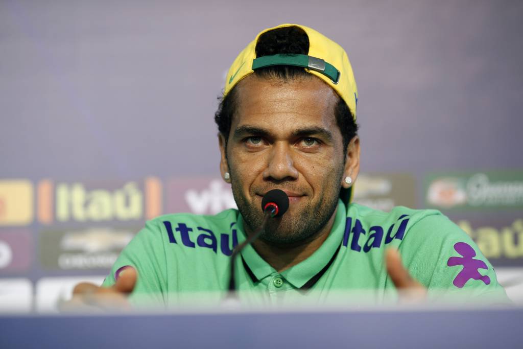 Daniel Alves pediu para o torcedor ser mais compreensivo com a Seleção Brasileira  (Foto: Andre Mourao/Mowa Press)