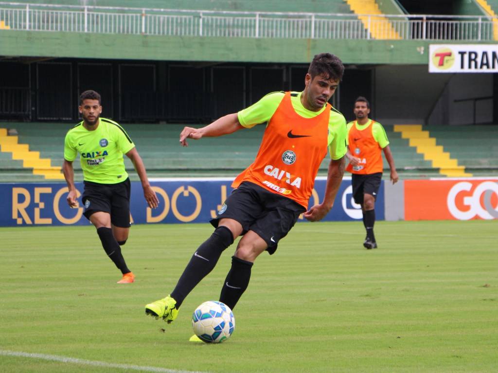 O atacante Henrique obteve efeitos suspensivo junto ao STJD e deve encarar o Goiás (foto: Coritiba/divulgação)