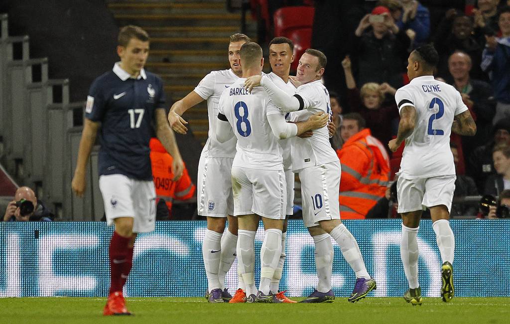 Com a bola rolando, a Inglaterra foi superior e bateu a França por 2 a 0, com gols de Alli e Rooney (foto: Ian Kington/AFP)