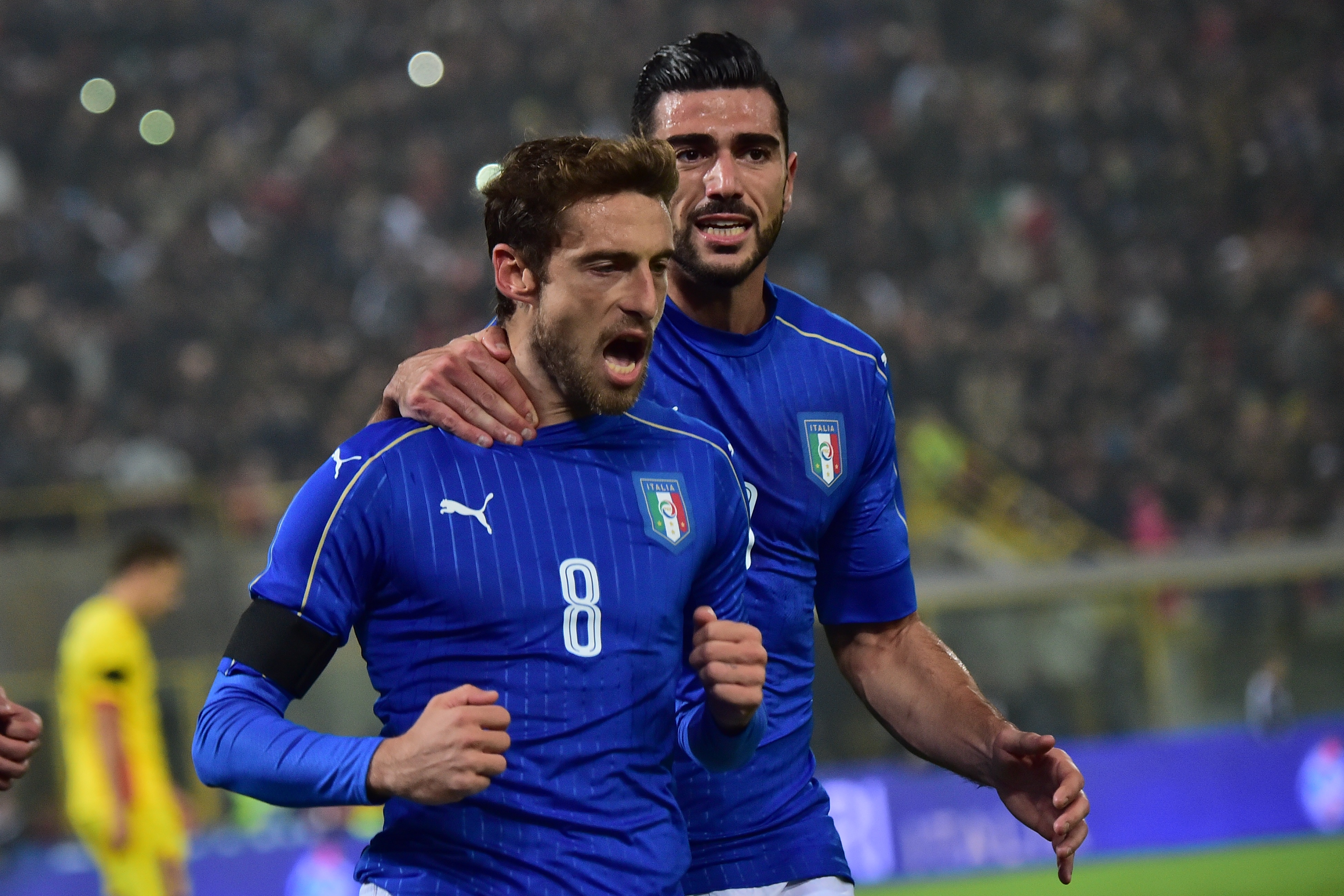 Italy's midfielder Claudio Marchisio (L) celebrates with Italy's forward Graziano Pelle (R) after scoring a penalty during the friendly football match between Italy and Romania, on November 17, 2015 at Renato Dall'Ara Stadium in Bologna. AFP PHOTO / GIUSEPPE CACACE