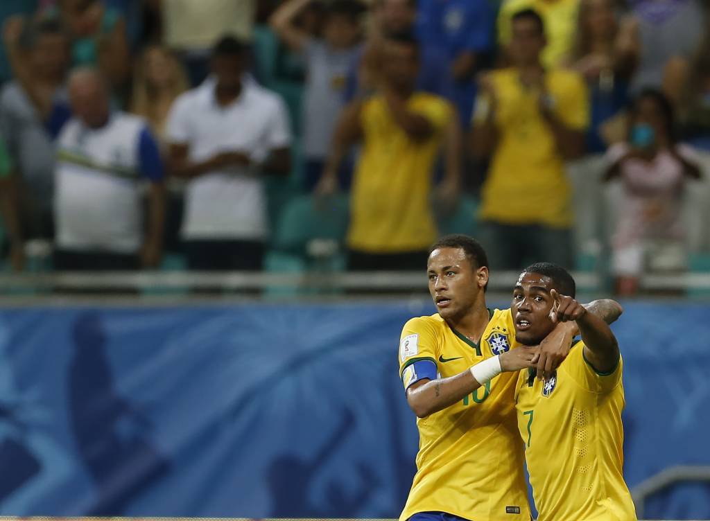 Douglas Costa assumiu o protagonismo da Seleção em mais uma noite apagada de Neymar (Foto: André Mourao/Mowa Press)