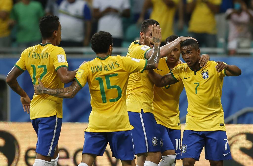 O camisa 7 Douglas Costa se destacou na vitória por 3 a 0 sobre a seleção peruana (Foto: André Mourão/MoWA Press)