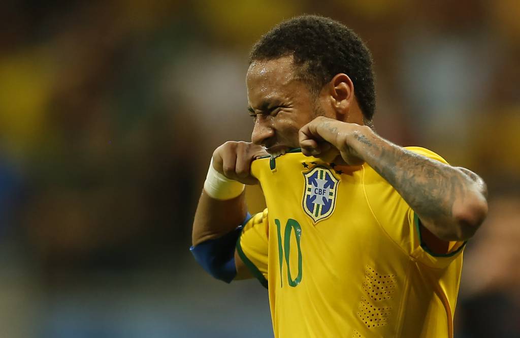 Neymar teve mais uma atuação apagada com a camisa amarela e não empolgou a torcida (Foto: André Mourão/MoWA Press)