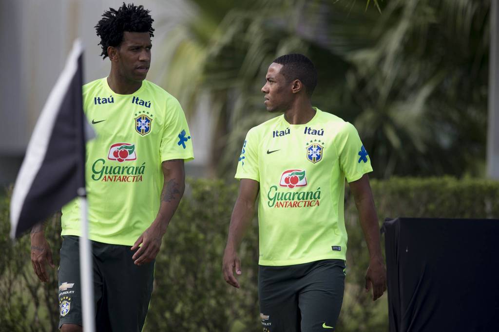 Gil e Elias descansaram na volta da Seleção em 2014 e ouviram críticas (foto: Daniel Augusto Jr./Agência Corinthians - 10/11/15)