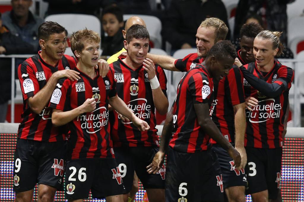 Agora no G3 francês, o Nice não teve dificuldades para vencer o Lyon em casa (foto: VALERY HACHE / AFP)