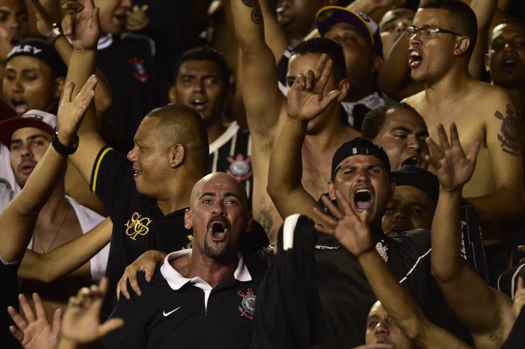 Fiel fez a festa sem incidentes no estádio de São Januário (foto: Fernando Dantas/Gazeta Press)