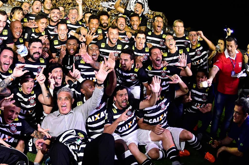 Equipe do Corinthians comemora título no estádio São Januário (Foto: Fernando Dantas/Gazeta Press)