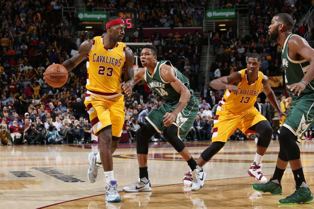 LeBron James prepara o ataque contra o Milwaukee Bucks em Cleveland (Foto: Gary Dineen/AFP)