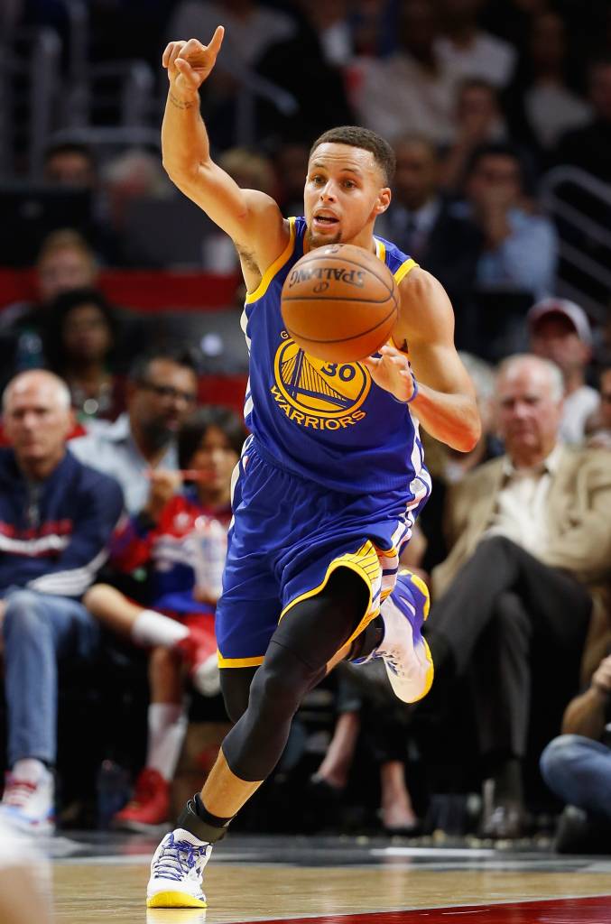 Com 40 pontos, Stephen Curry ajudou a manter a invencibilidade do Golden State Warriors (Foto: SeanM. Haffey/AFP)