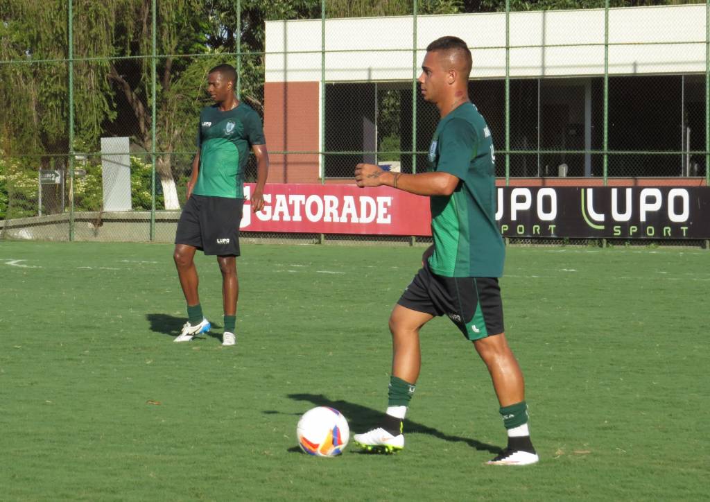 Recuperado de uma pneumonia, Bryan será opção no banco contra o Ceará (Carlos Cruz/AFC)