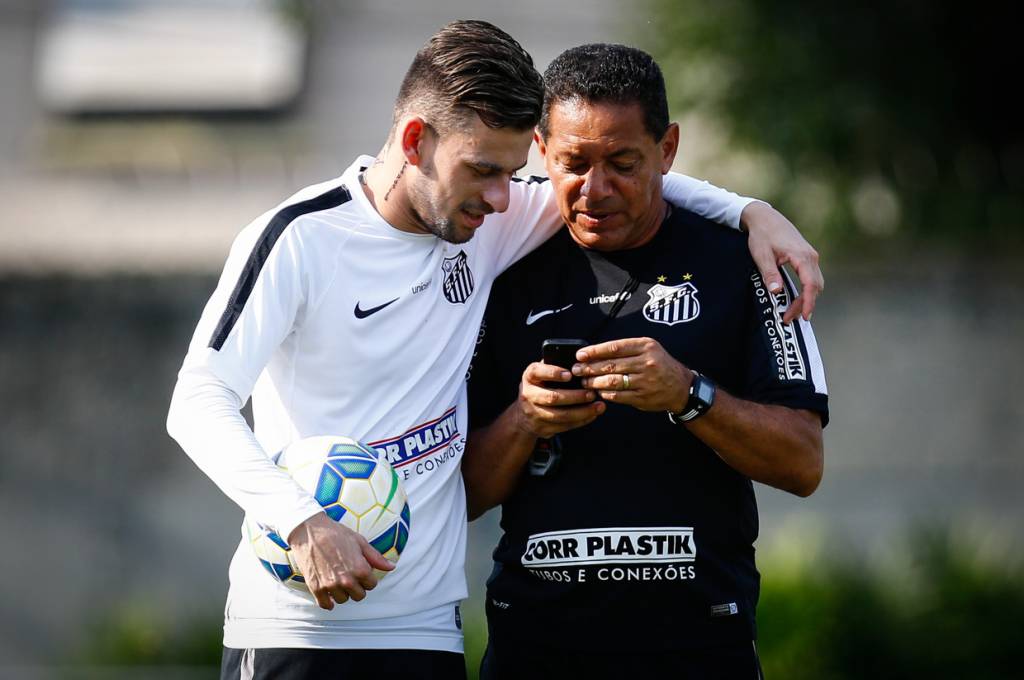 Lucas Lima ao lado do preparador físico Carlito Macedo. O meia volta de suspensão neste domingo (Foto: Ricardo Saibun)