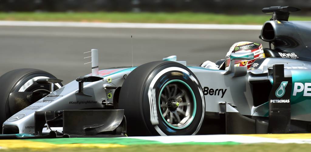 A Mercedes já faz testes para tornar carro ainda mais agressivo em 2016 (Foto: Nelson Almeida/AFP)
