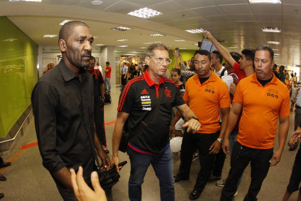 O técnico Oswaldo de Oliveira passou reto pela imprensa, sem dar entrevistas (foto: Gilvan de Souza/Flamengo)