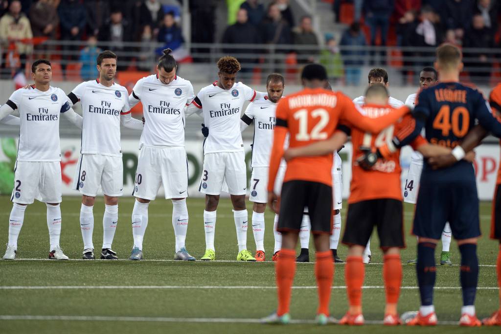 Homenagens às vítimas dos atentados marcaram mais uma vitória do PSG (foto: Jean-Sebastien Evrard/AFP)