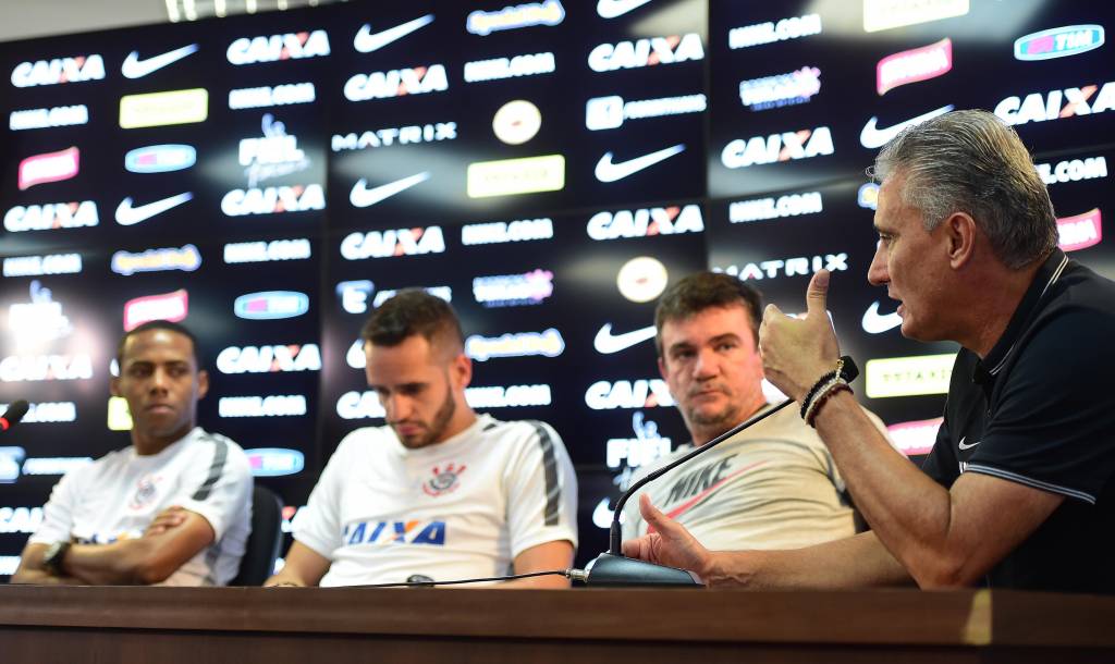 Tite fez agradecimento a Elias e a Renato Augusto diante de Andrés Sanchez (foto: Sergio Barzaghi/Gazeta Press)