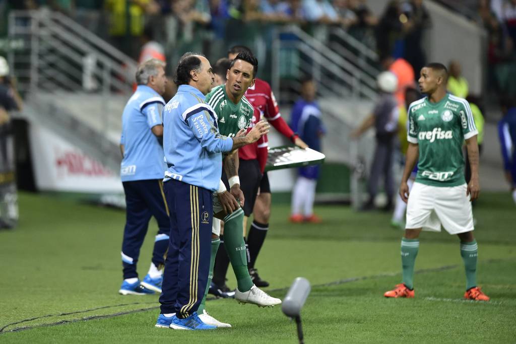 Marcelo Oliveira (E), técnico do Palmeiras, orienta Lucas Barrios durante partida contra o Cruzeiro, válida pela trigésima sexta rodada do Campeonato Brasileiro 2015