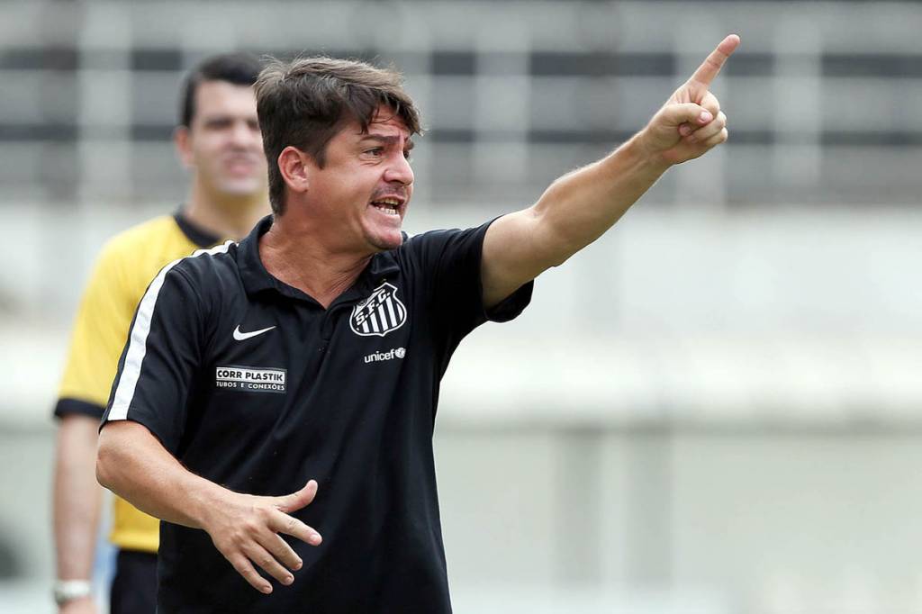 O técnico Aarão Alves passou muito nervoso à beira do campo, na Vila Belmiro (Foto: Pedro Azevedo)