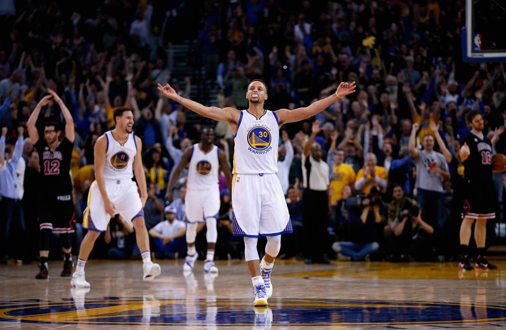 Stephen Curry liderou os Warriors à 14ª vitória seguida na temporada da NBA (Foto: AFP)