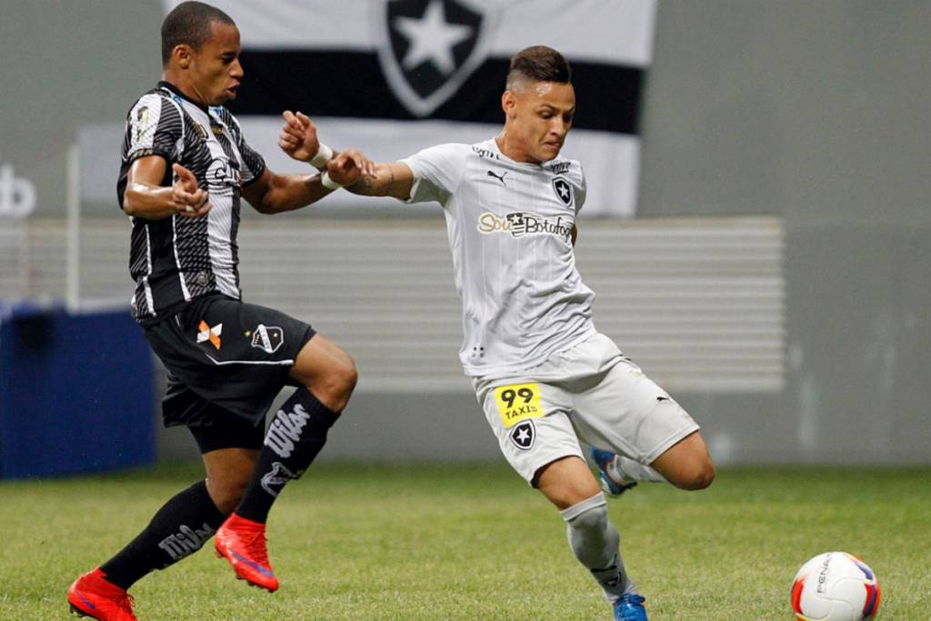 Ex-santista, Neilton celebrou bastante a conquista botafoguense em Brasília (foto: Vitor Silva/SS Press)