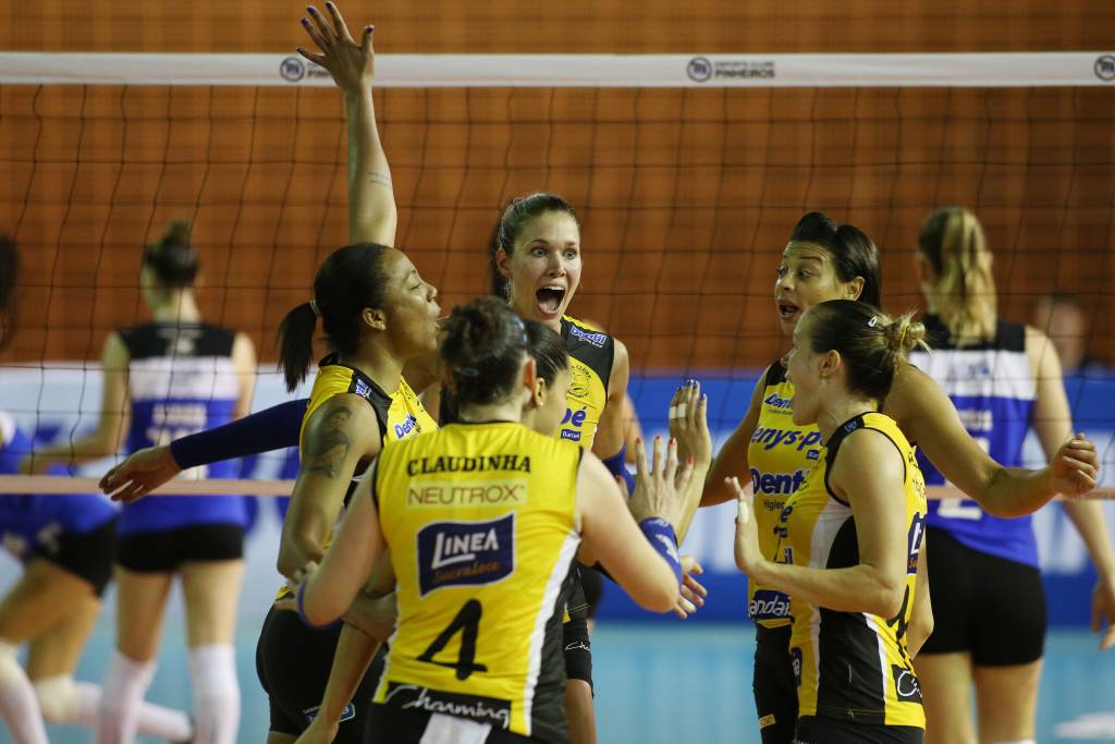 Mesmo fora de casa, o Praia Clube superou o Pinheiros e se manteve invicto (foto: divulgação/CBV)
