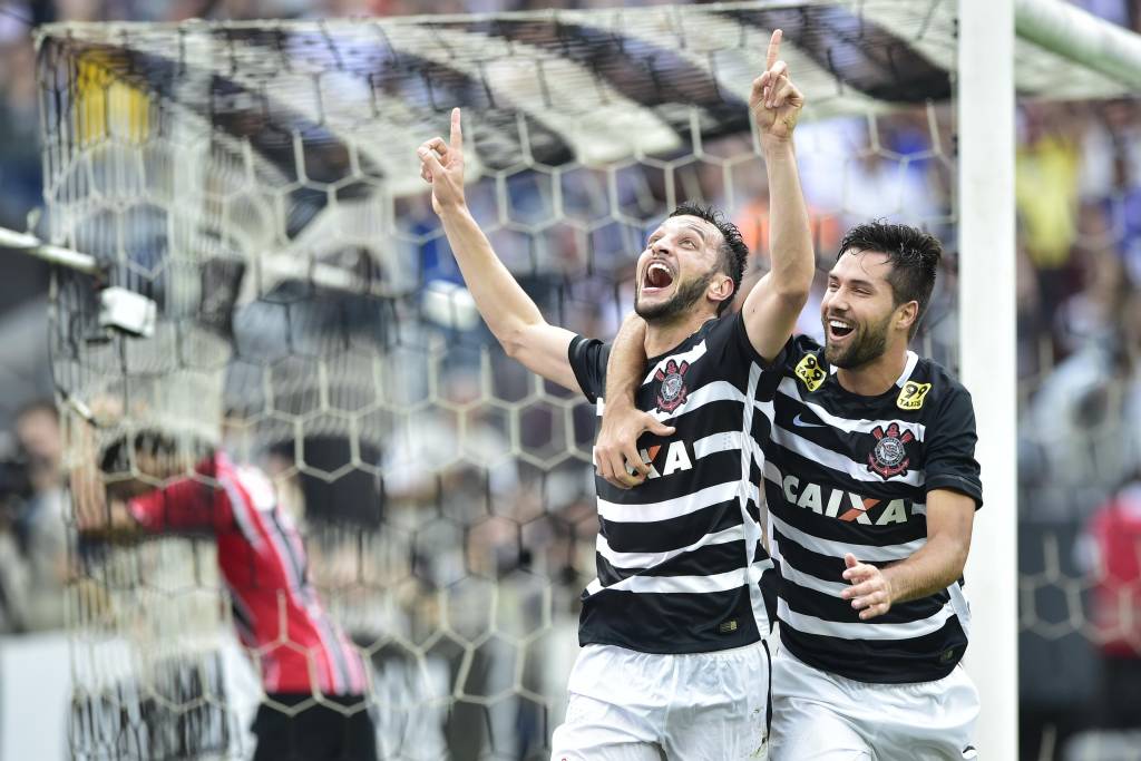 Foi de Edu Dracena o terceiro dos seis gols corintianos (foto: Fernando Dantas/Gazeta Press)