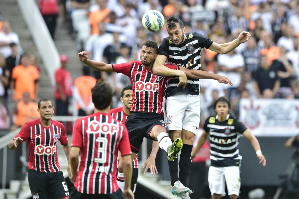 Com rival frágil na bola parada, Timão abriu vantagem pelo alto e virou (Foto: Fernando Dantas/Gazeta Press)