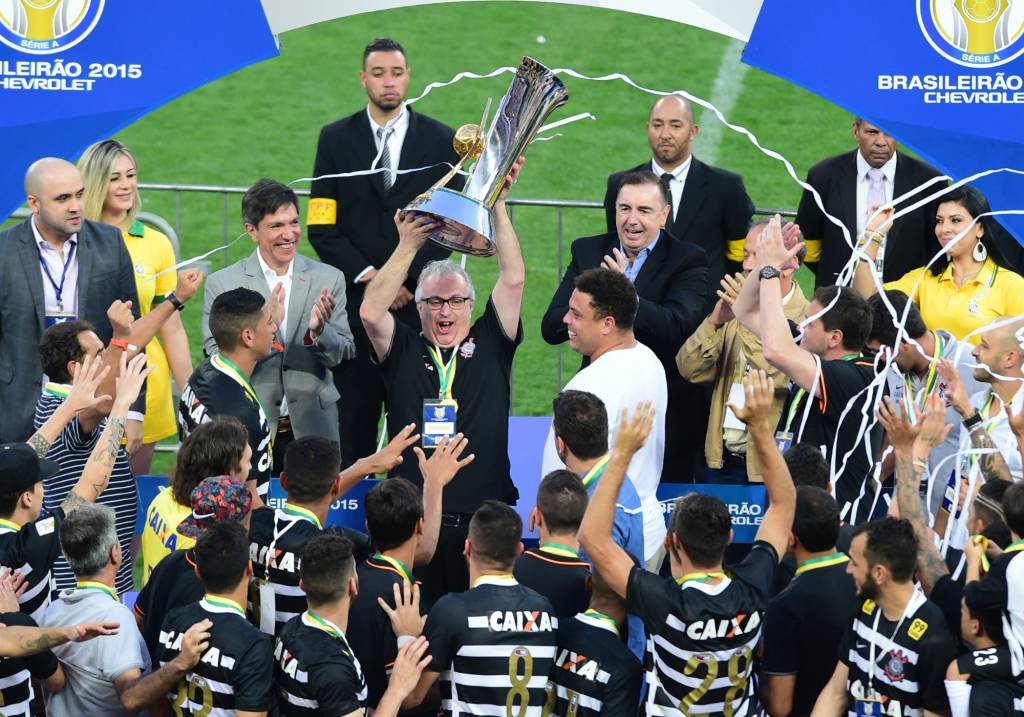Ronaldo assistiu ao jogo em Itaquera e entrou no campo para comemorar (Foto: Sergio Barzaghi/Gazeta Press)