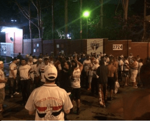 Organizada atrapalha saída de atletas do CT após goleada (Foto:Reprodução/Twitter)