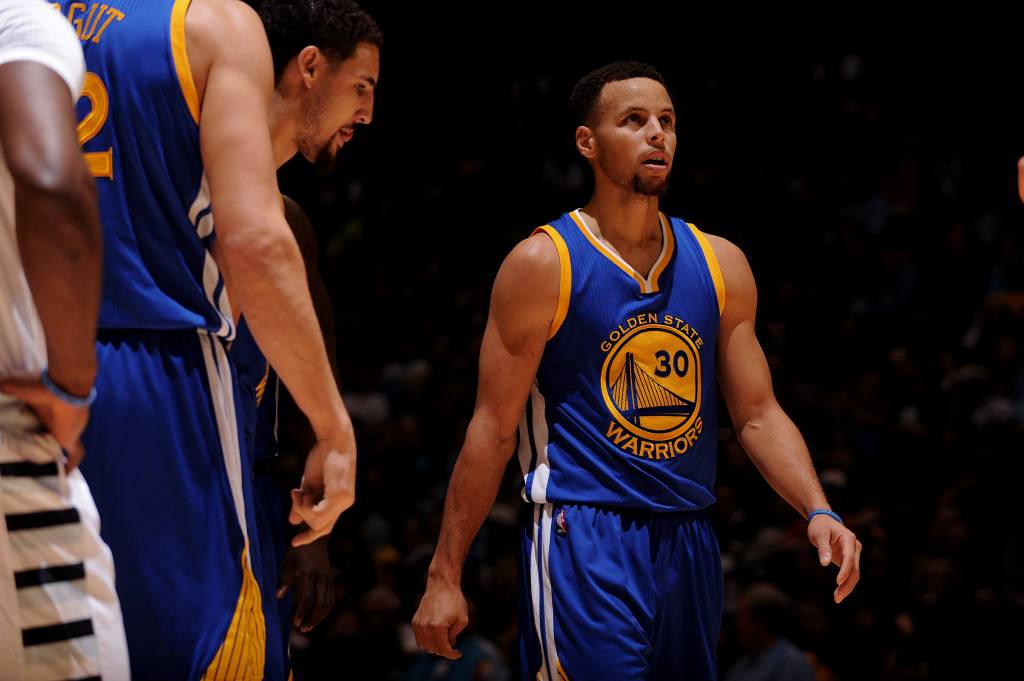 Curry e companhia podem tornar-se a equipe com uma sequência inicial mais vitoriosa (foto: Bart Young/AFP)