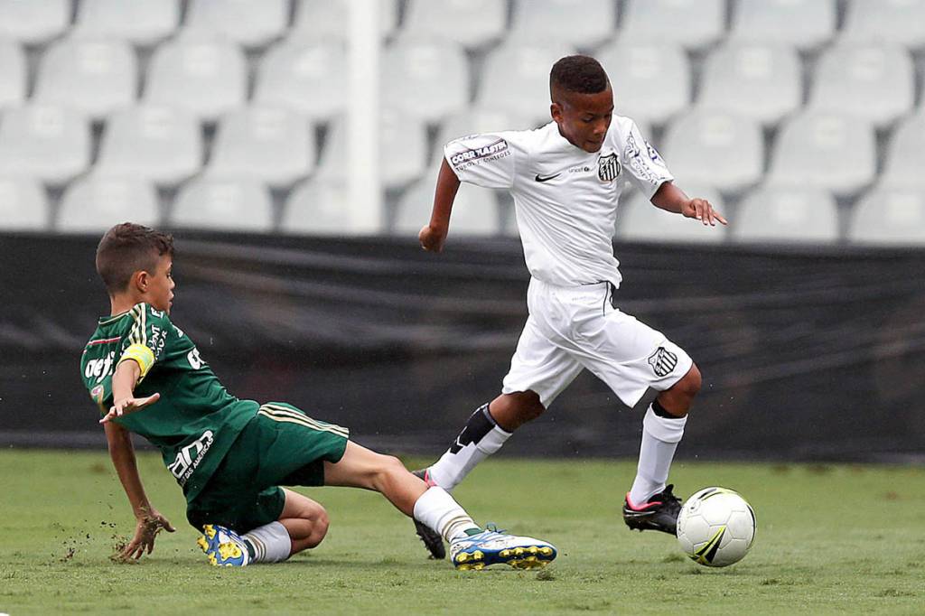 Até jogos do time sub-11 do Santos têm acontecido na Vila Belmiro (Foto: Pedro Azevedo)