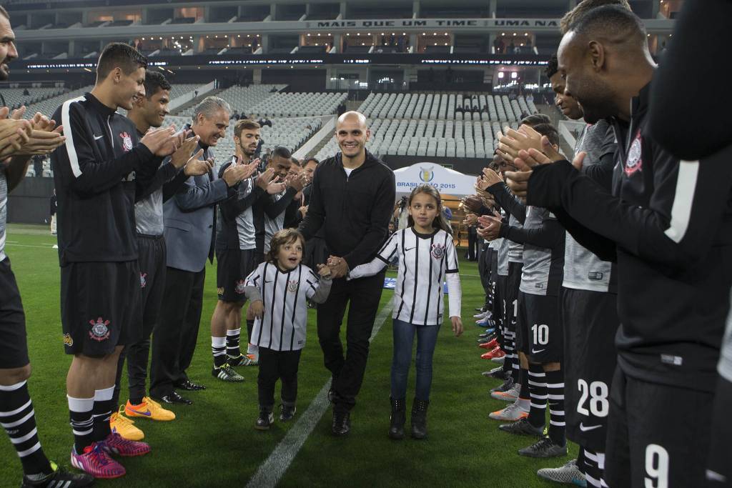 Fábio Santos tem gol na campanha e foi aplaudido no adeus, mas não se considera campeão (foto: Daniel Augusto Jr./Agência Corinthians - 27/6/15)