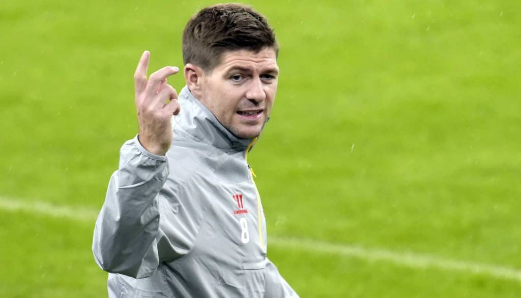 "Ansioso" para treinar com Jurgen Klopp, Gerrard não pensa em voltar ao Liverpool (foto: Javier Soriano/AFP)