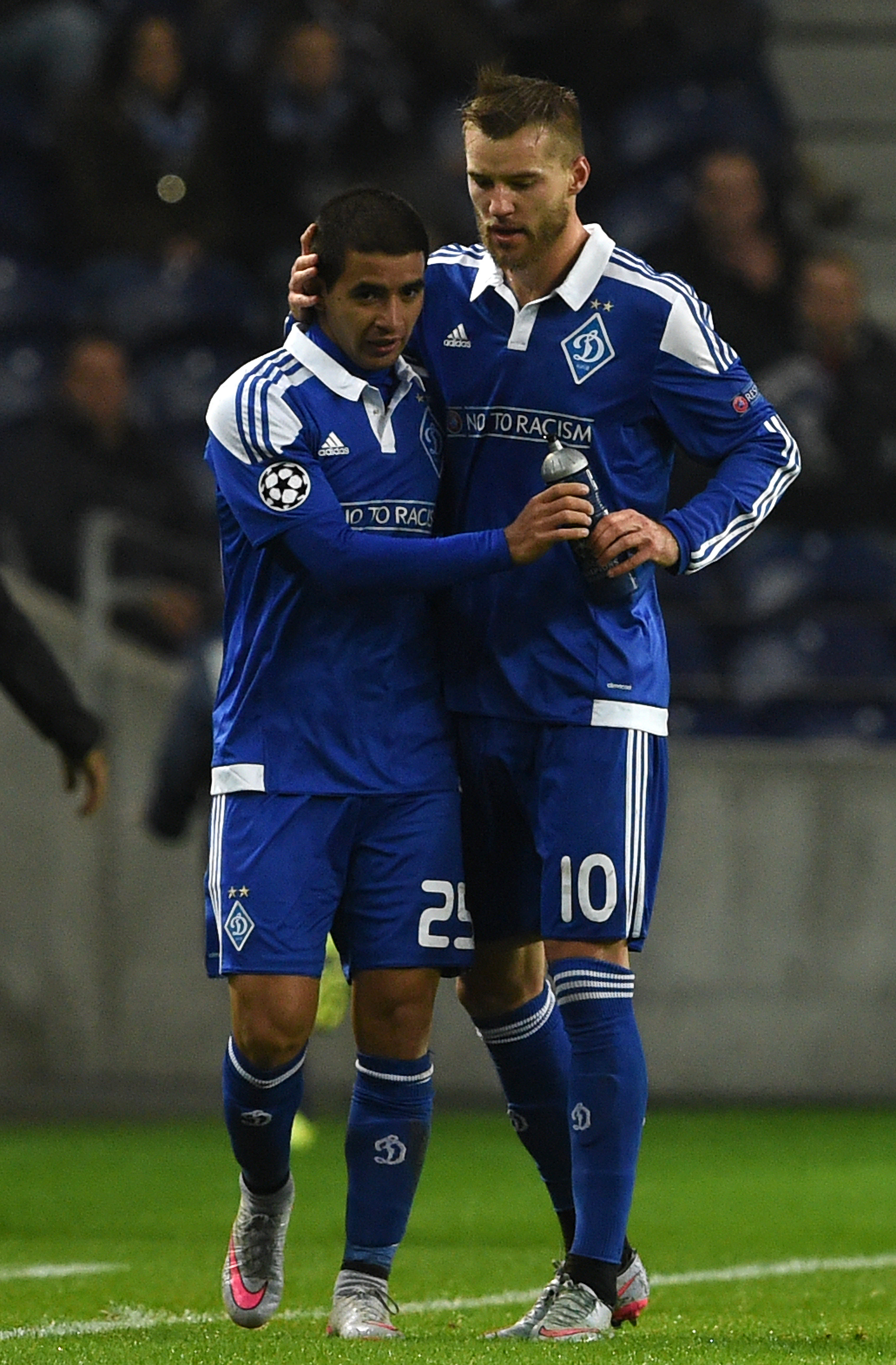 O Dynamo de Kiev venceu o Porto nesta terça-feira fora de casa (Foto: FRANCISCO LEONG/AFP)