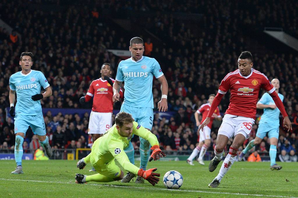 O goleiro do PSV fechou a meta holandesa e garantiu o zero contra o United (foto: OLI SCARFF / AFP)