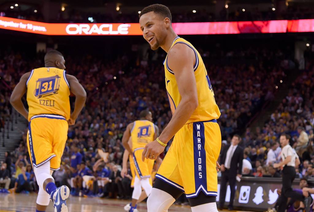 O MVP Stephen Curry foi o cestinha do 16º triunfo seguido dos Warriors (Foto: Thearon W. Henderson/ AFP)