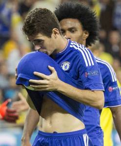 Ao lado de Willian, Oscar comemorou gol e chegada de novo herdeiro (Foto:Jack Guez/AFP)